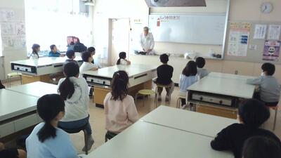 しょうゆ博士の話を聞く児童