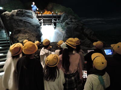 てっぽうぜきの実演を見る児童