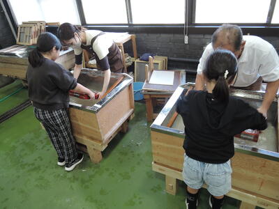 紙すきをする児童