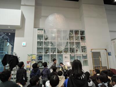 ドライヤーで気球に熱風を送ると、ふわりと浮き上がった