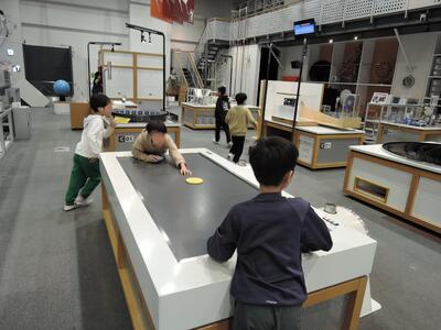 展示を楽しむ児童