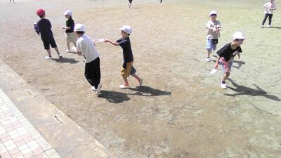 水のかけっこをする子どもたち