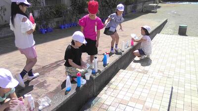 色水を作る子どもたち